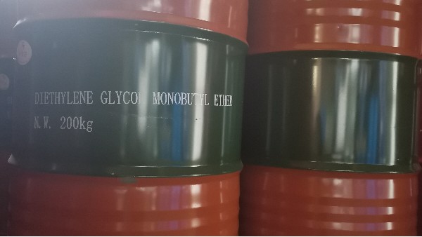 二乙二醇丁醚在玻璃水中的作用是？